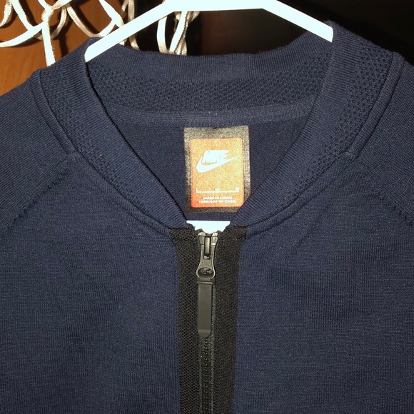 NIKE - Picture 2 of 4